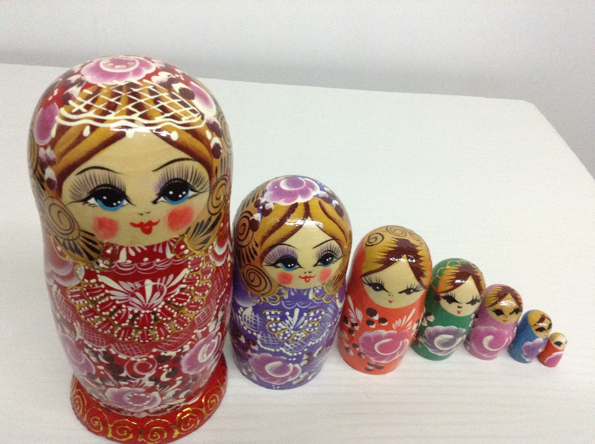 童年相伴长大,后来表兄远走它乡,由于思念家乡的表妹,每年续做木娃娃