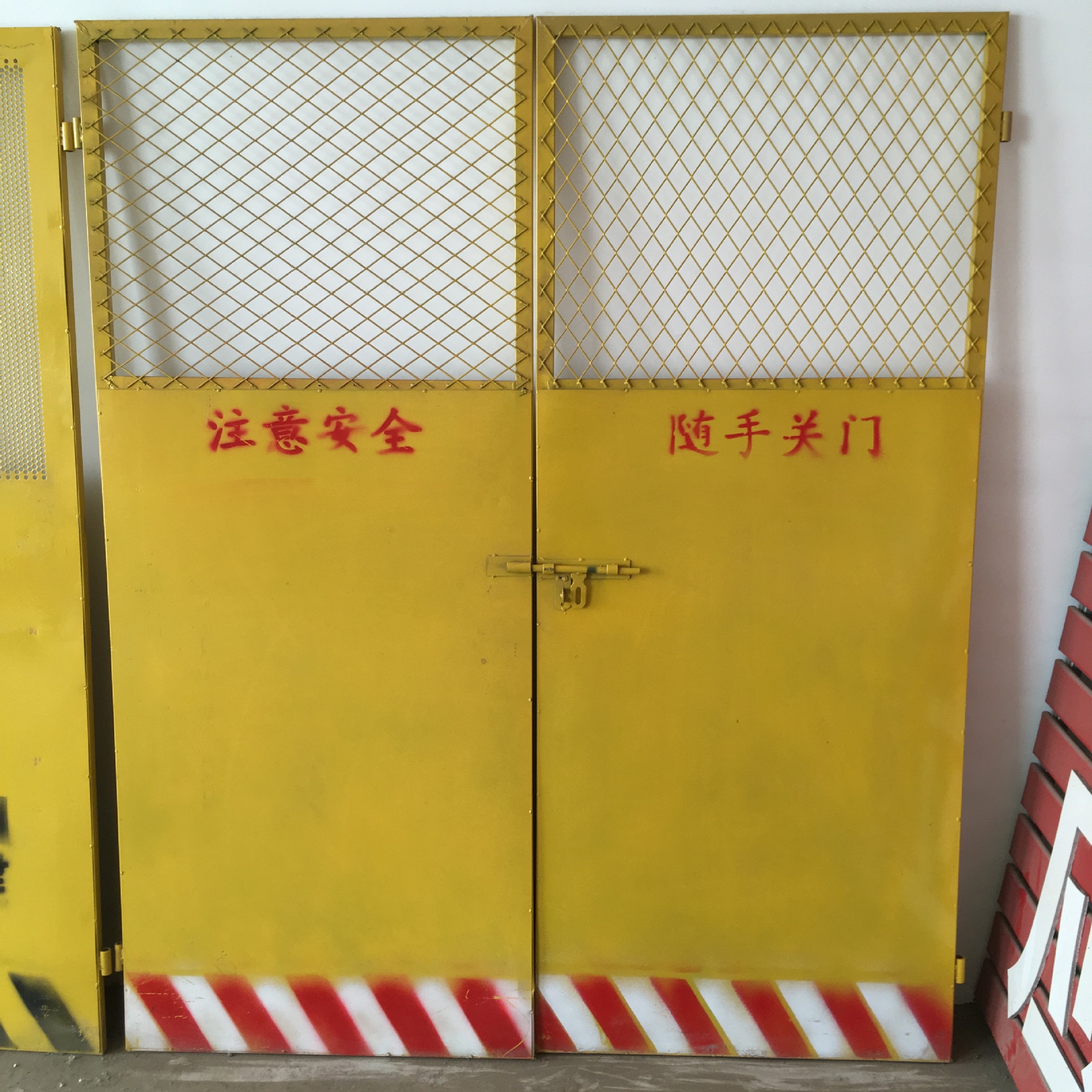 河北厂家直销施工电梯防护门 人货电梯安全门 现货电梯门