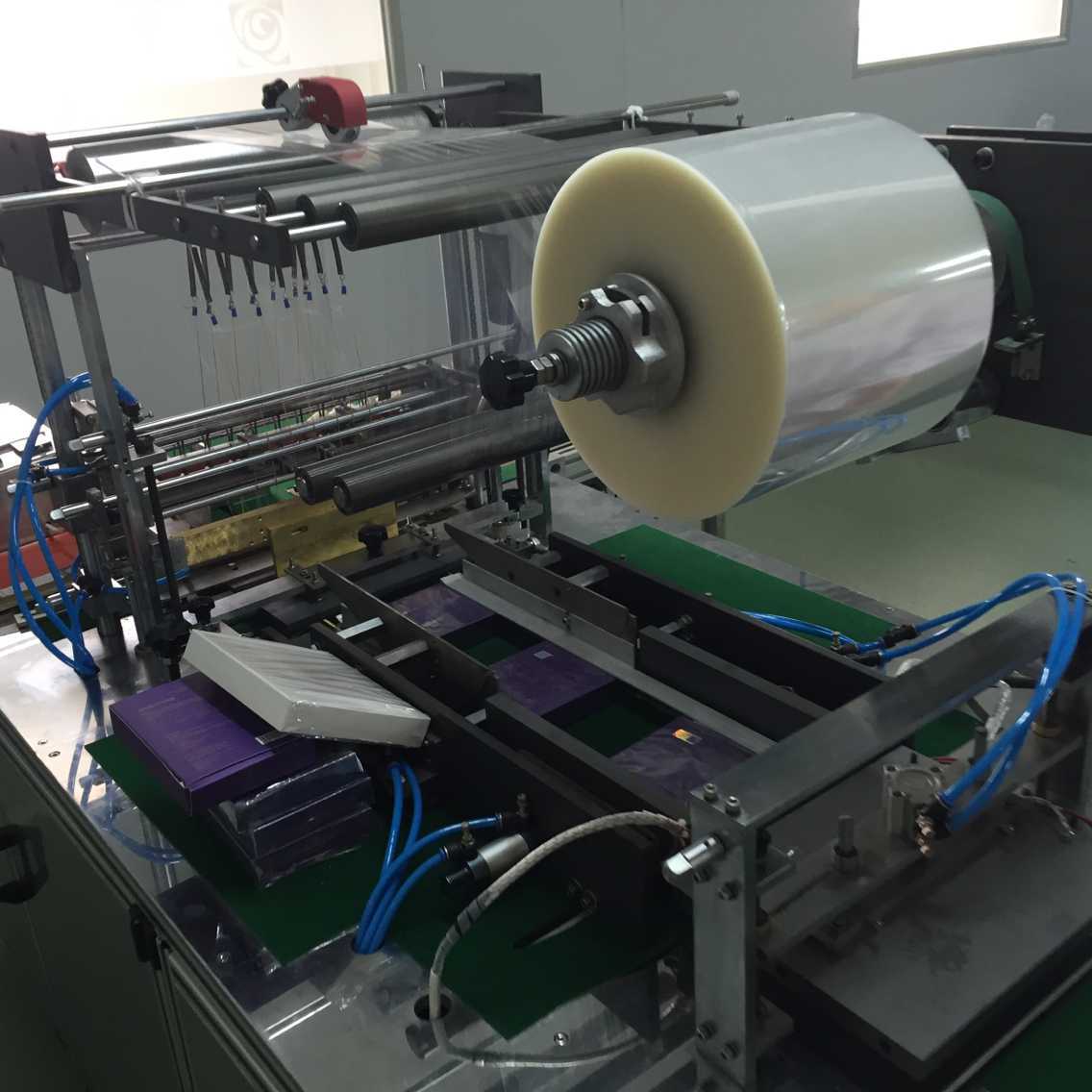 供应bopp烟包膜 热封膜 自动包装机卷膜 化妆品代加工外盒包装膜