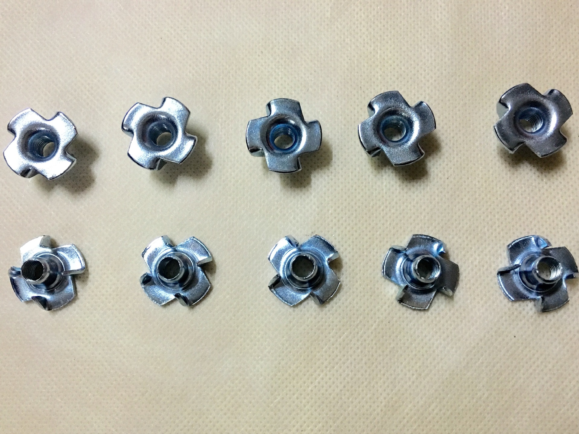 大量批发各种四爪螺母,家具螺母,家具螺丝.价格实惠