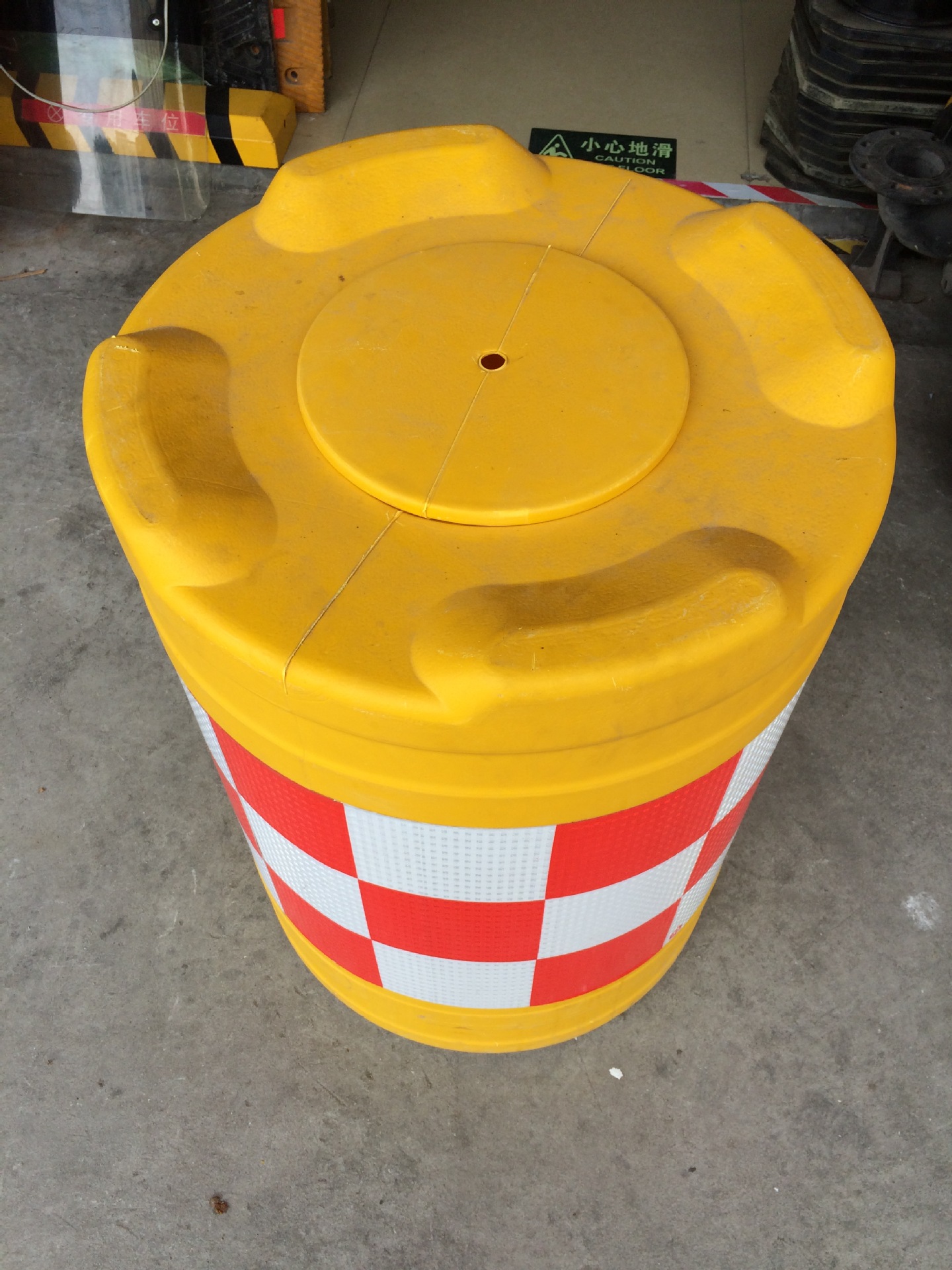 福建厦门交通器材防撞桶,防撞桶厂家直销价格超低!使用寿命长