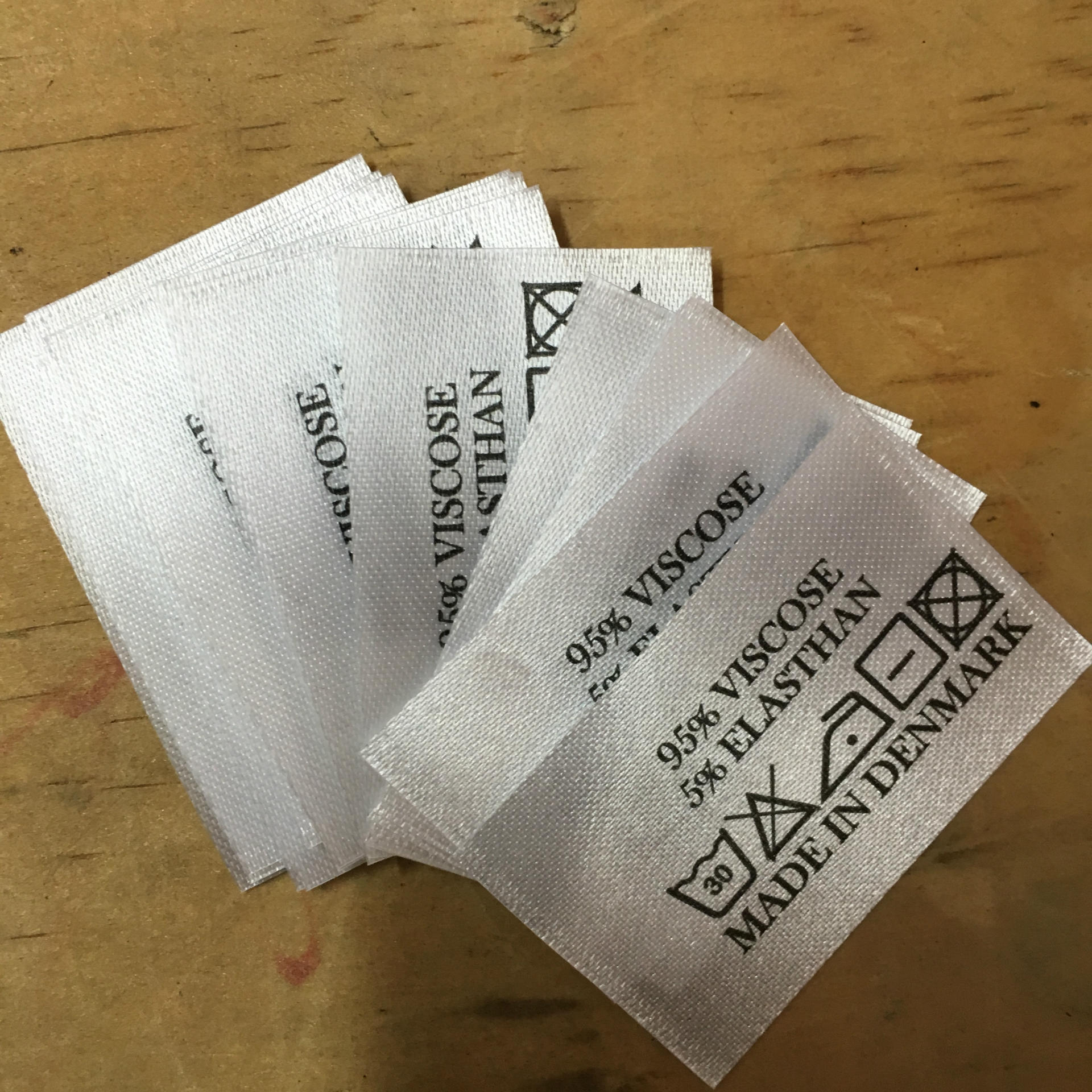 丁帽子产品用尺码唛 白底黑字色丁唛 缎带洗水唛 专业定制印刷