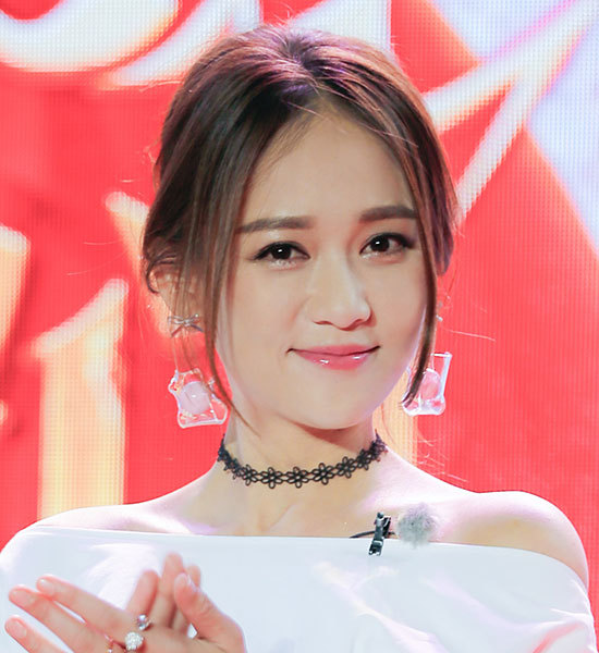 35 陈乔恩依旧童颜!减龄妆发值得学