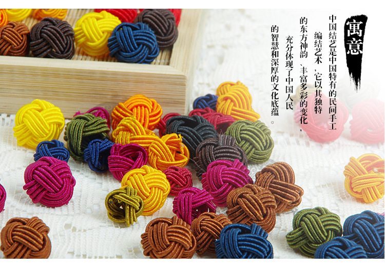 纯手工制作,款式多,颜色多,品质保证,手工精湛, 简洁大方、古朴美观又不失雍容华贵,低调而奢华的高档产品独特魅力, 可作为礼品、工艺品、礼盒、服装、包包、饰品等配饰, 具有欣赏性、艺术性、实用性和收藏性。 图片属真实拍摄,盗图着必究!!! 流苏,颜色多,款式多,手工精细,品质保证,礼品、工艺品、饰品、纸盒等高档配件,欢迎咨询洽谈,来样订做! 什么叫做流苏? 一种下垂的以五彩羽毛或丝线等制成的穗子,常用于舞台服装的裙边下摆等处。 古琴轸穗也叫流苏。古琴