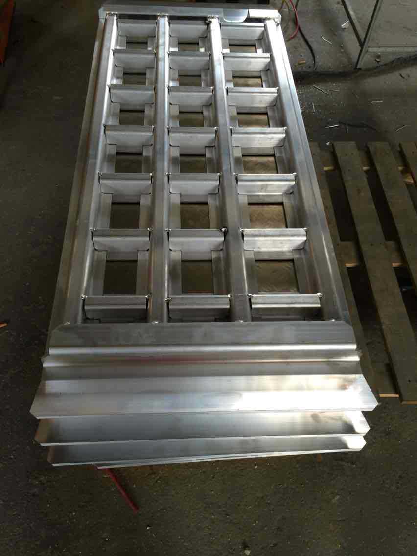 苏州厂家供应防滑铝合金踏板花纹铝平台板车间脚踏圆孔防滑板