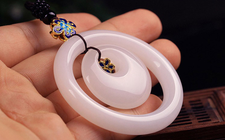 新疆白玉同心圆吊坠 女款玉石毛衣链 白玉