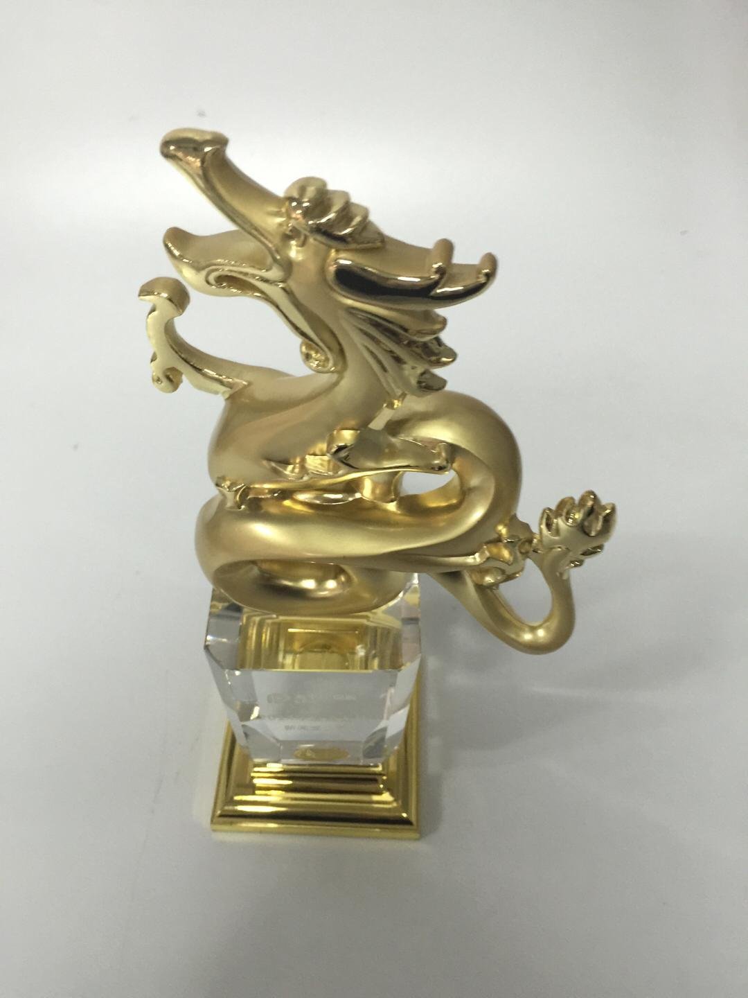 龙行天下生肖龙奖杯纪念品热销中 库存金属奖杯纪念品 厂家直销