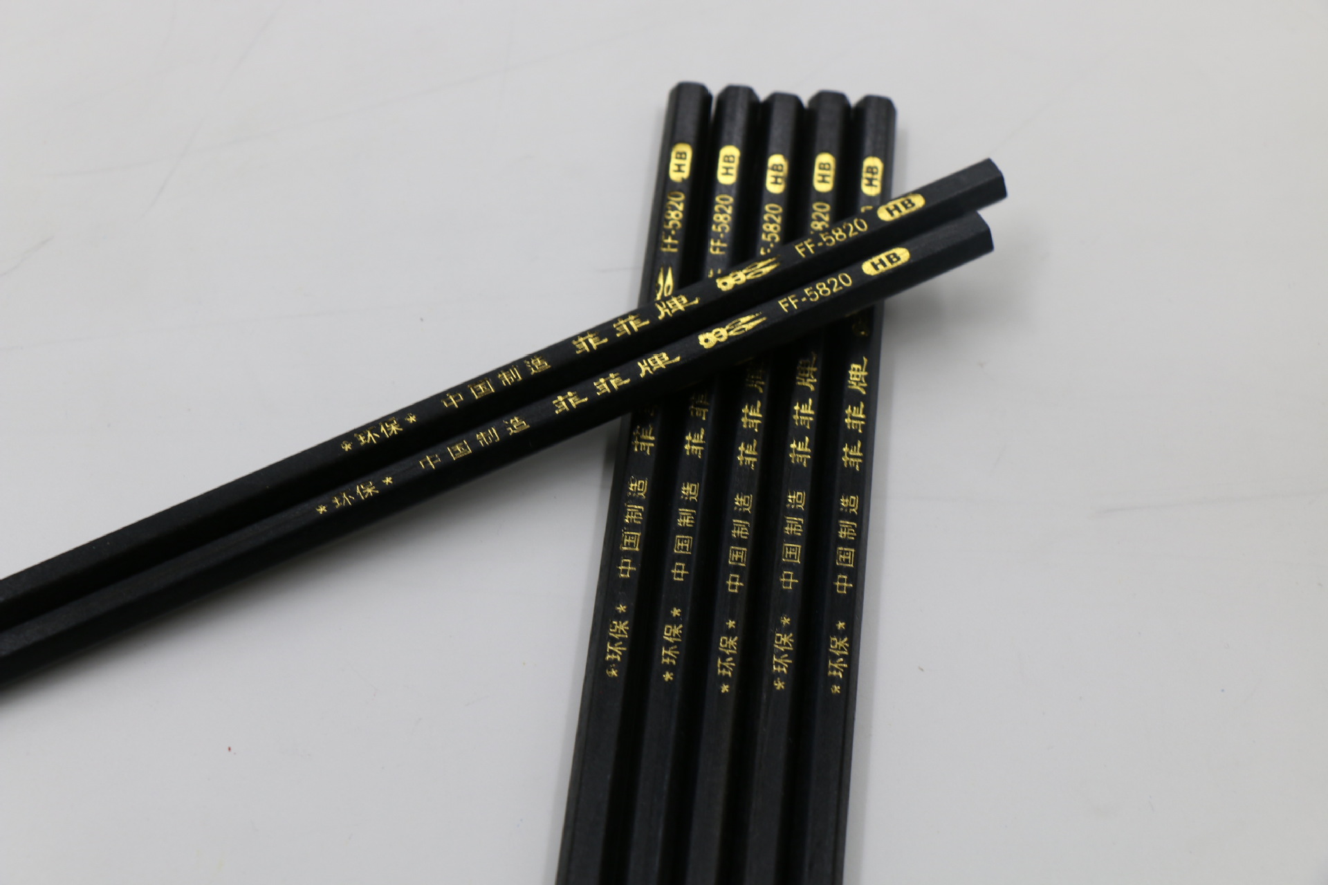 菲菲黑金刚hb金贵黑色杆原木素描学生儿童三角铅笔新品爆款可定制