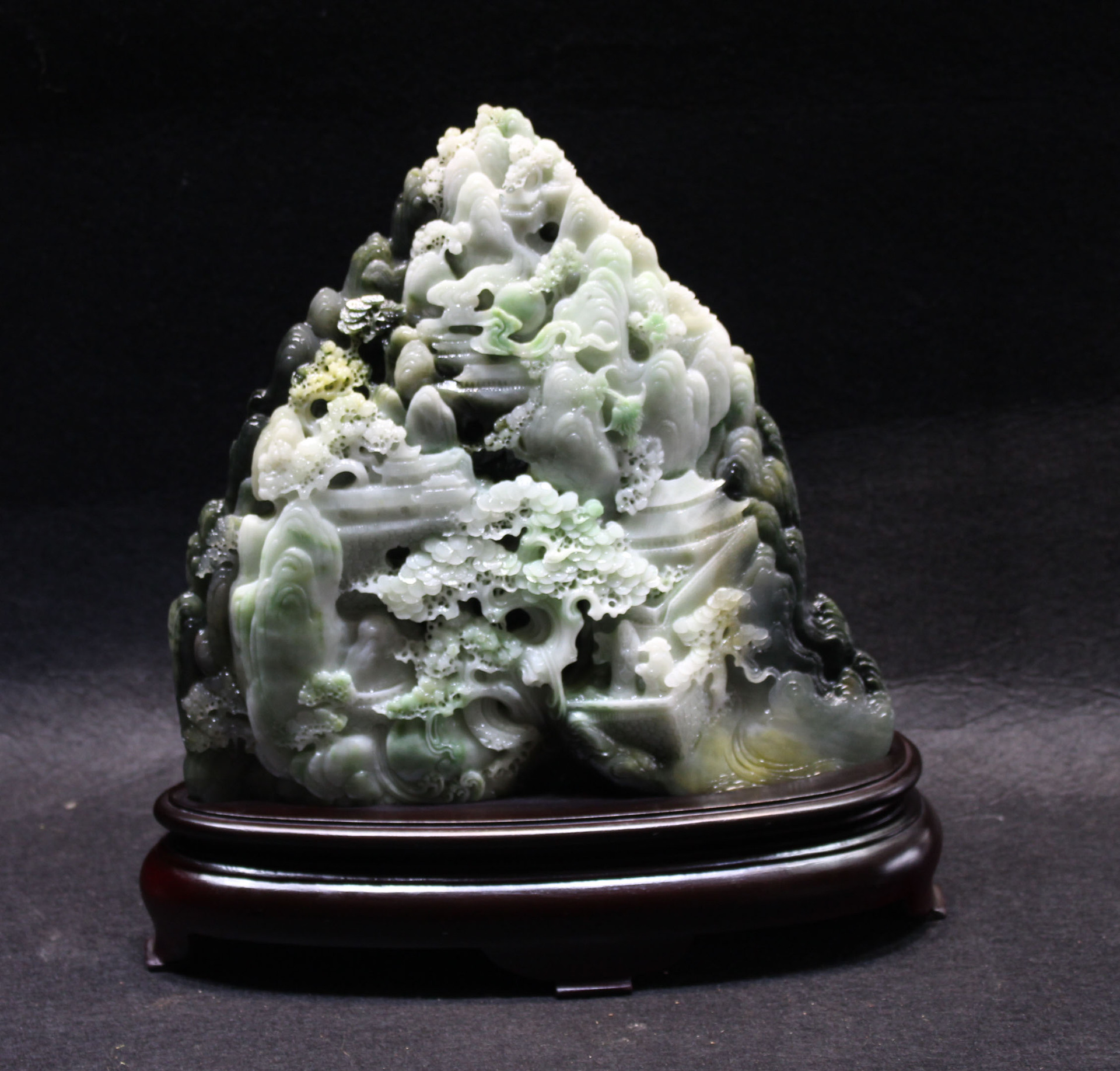 天然独山玉雕摆件 材质:独山玉 工艺:玉雕大师纯手雕刻打磨 证书:玉石