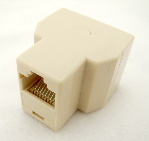 用这个三通头,一端接网线源头,另一端接两根网线,分别布线到两个房间