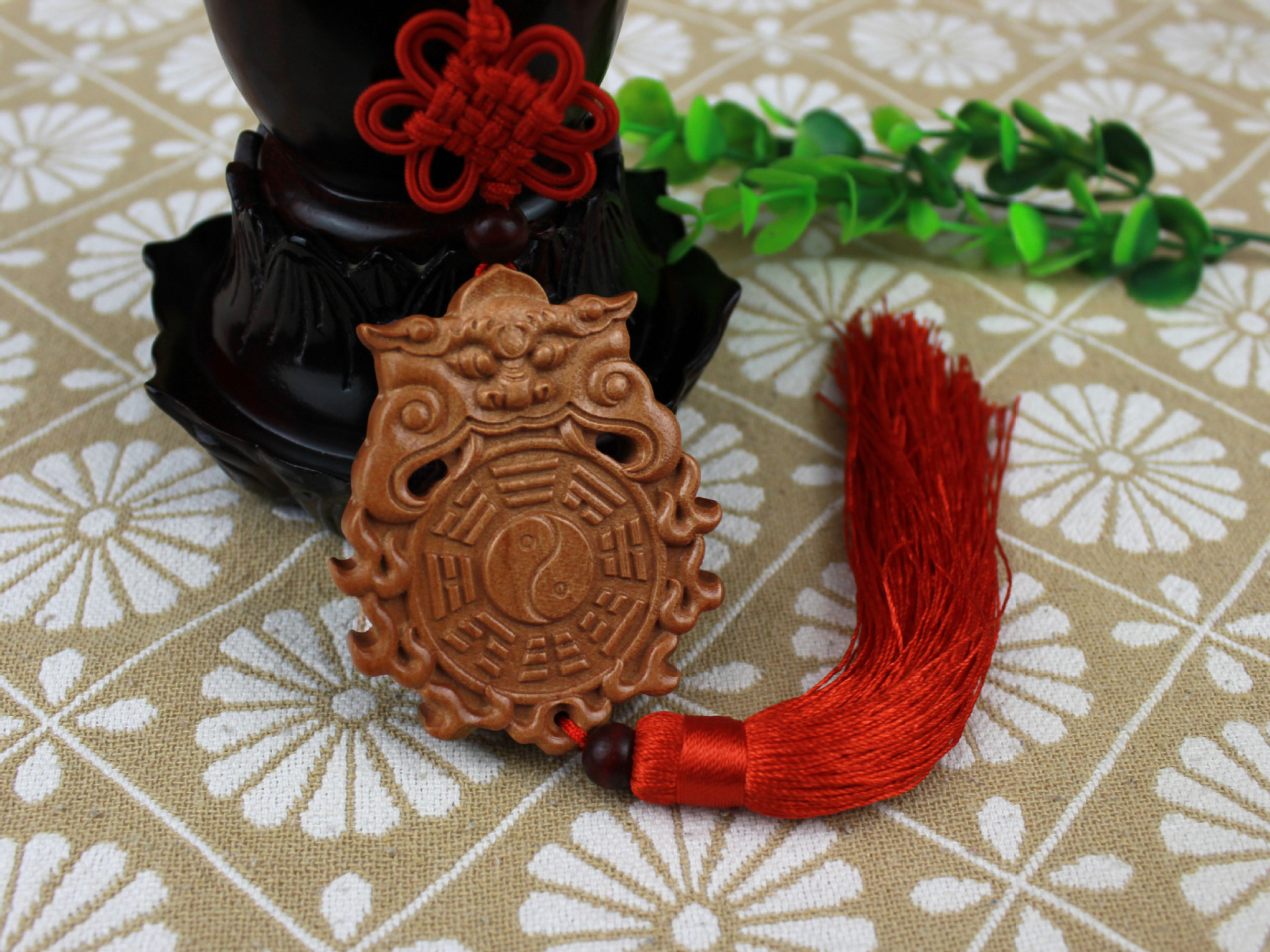 厂家供应桃木挂件木雕貔貅兽头八卦 镂空雕刻 车挂件汽车用品批发