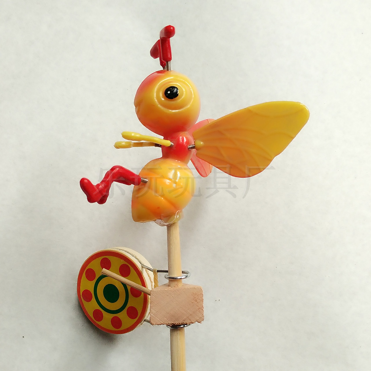 郯城县乐玩玩具厂 供应信息 风车 特价热卖儿童木制摇响人儿童手摇鼓