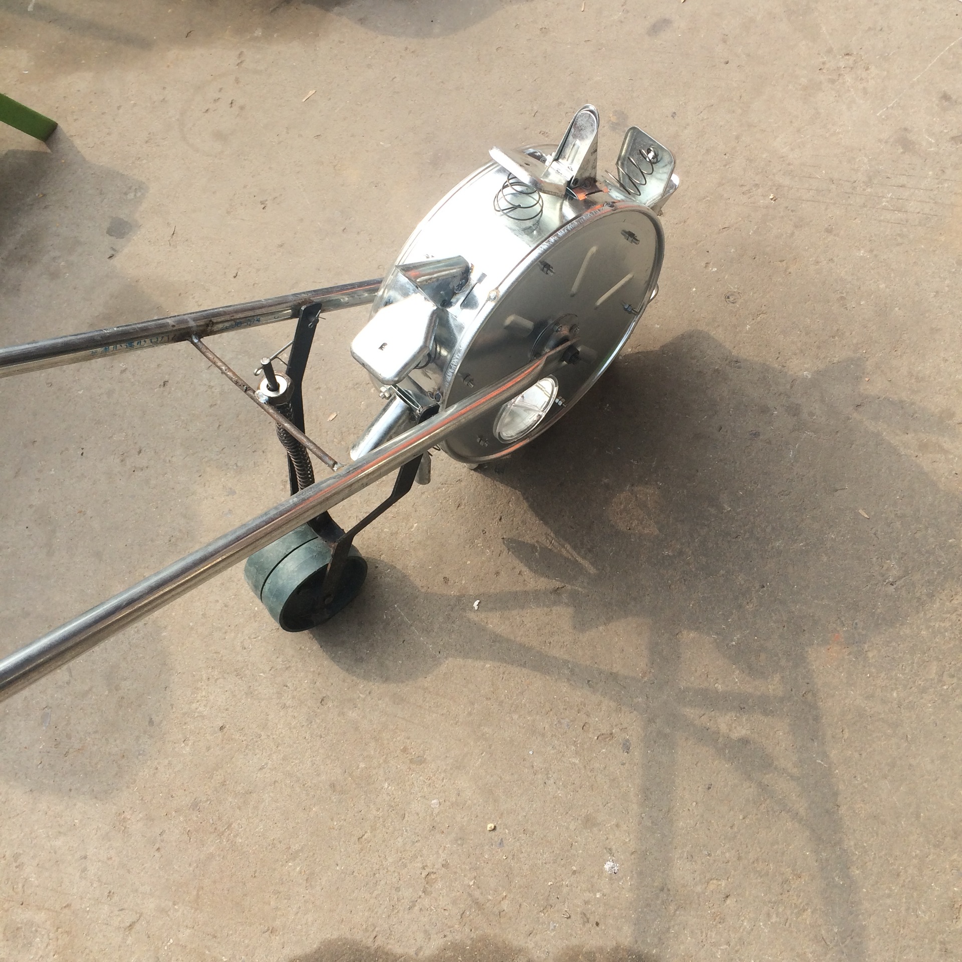 批发零售农用手推式半透明双把花生播种机手推滚筒式点播种器