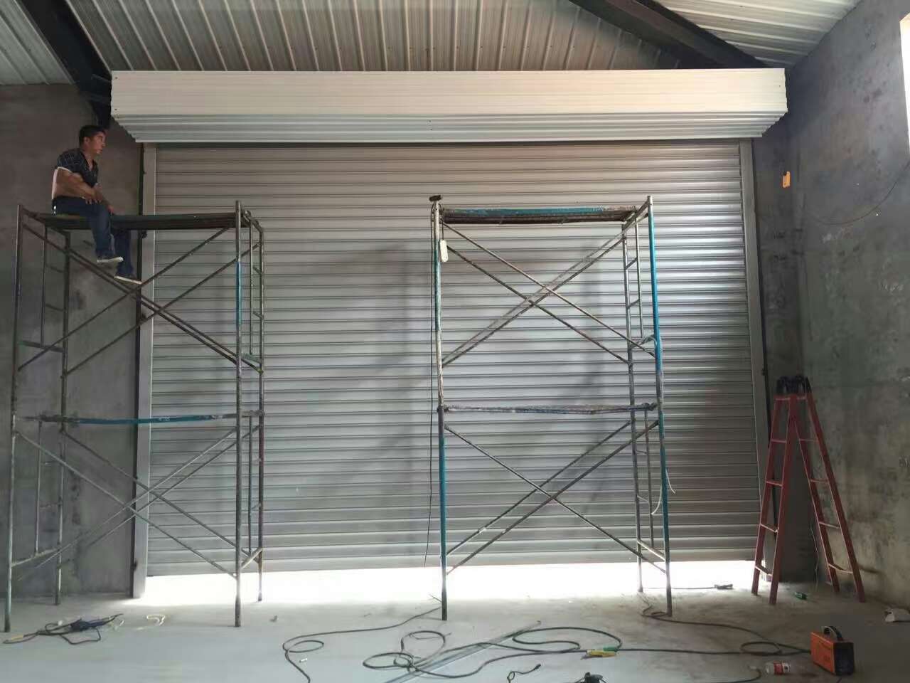 商铺防盗电动欧式保温卷帘门铝合金卷帘门保温隔音电动抗风卷帘门