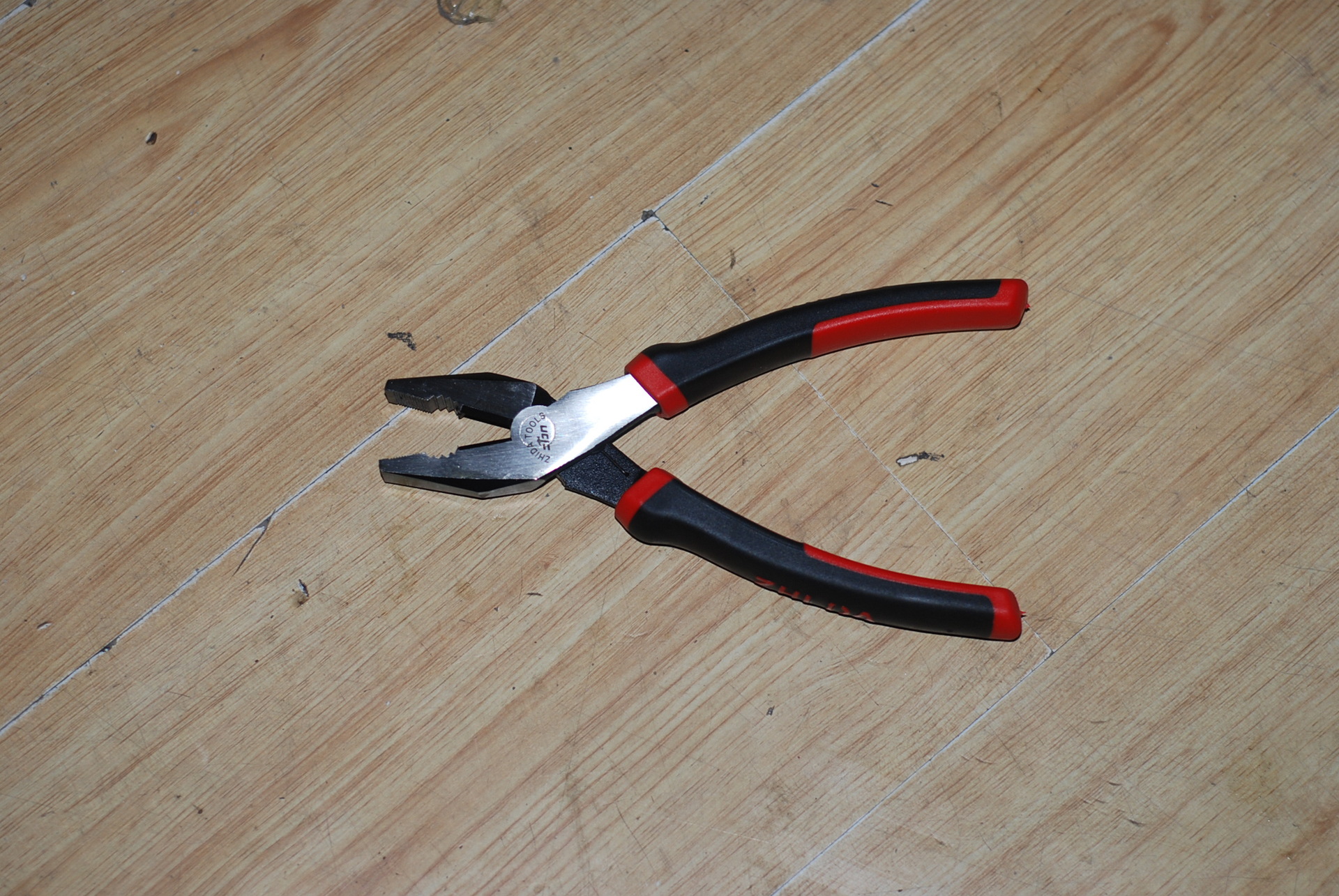 威龙五金工具厂荣誉出品规格:台式省力8钢钳头长度:1