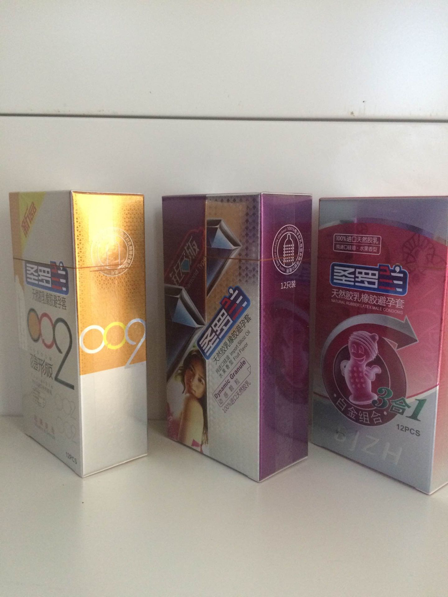厂家批发圣罗兰安全套12只隐形版白金组合钻石版成人用品