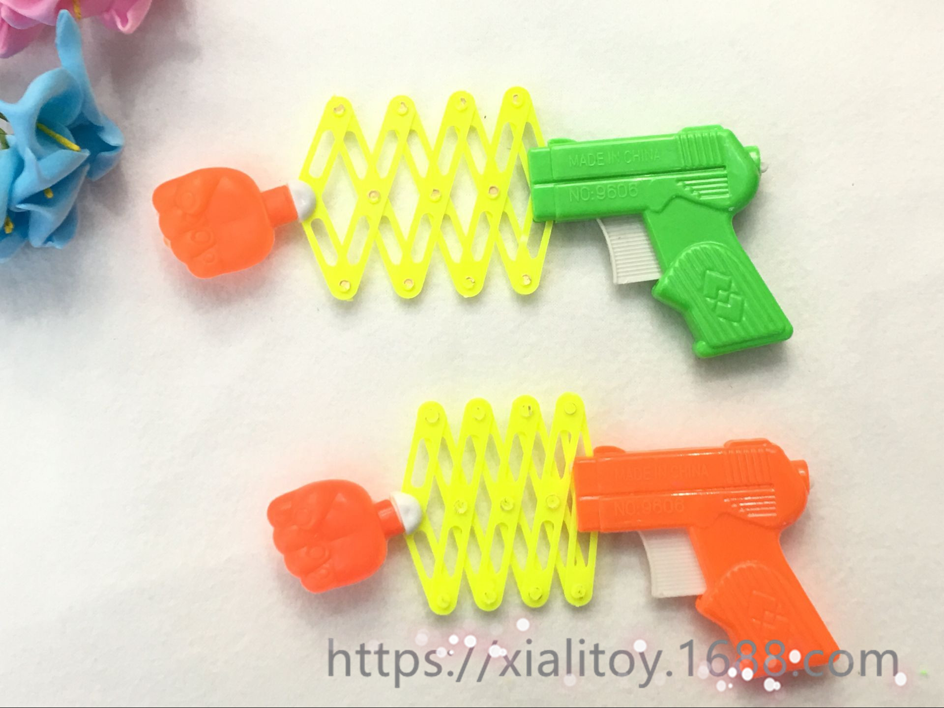 厂家 热卖儿童整人玩具 小号伸缩拳头玩具枪 现货批发