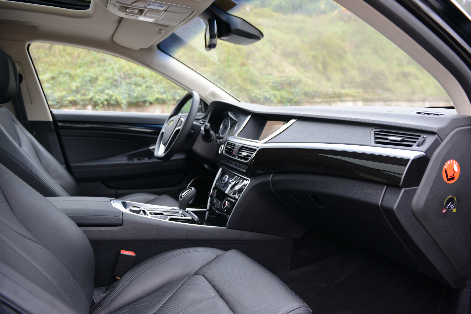 媳妇车模新年喜提爱车媳妇变身博瑞车模