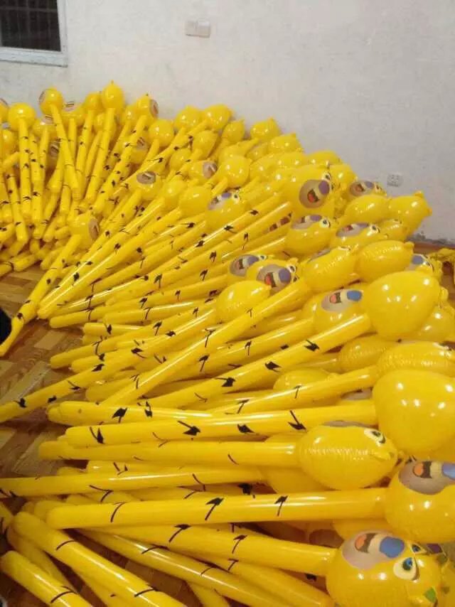 充气动物头棒做工精细,质量可靠,造型逼真,款式多样,操作简单方便