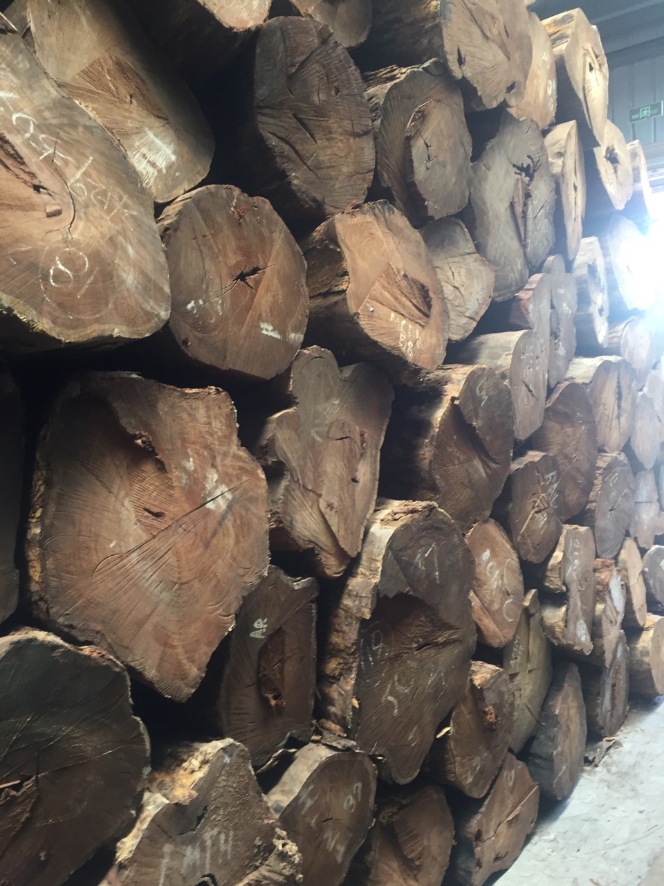 进口 原木 小叶红檀原木木板材 防腐实木 纹理清晰 高级家具木料