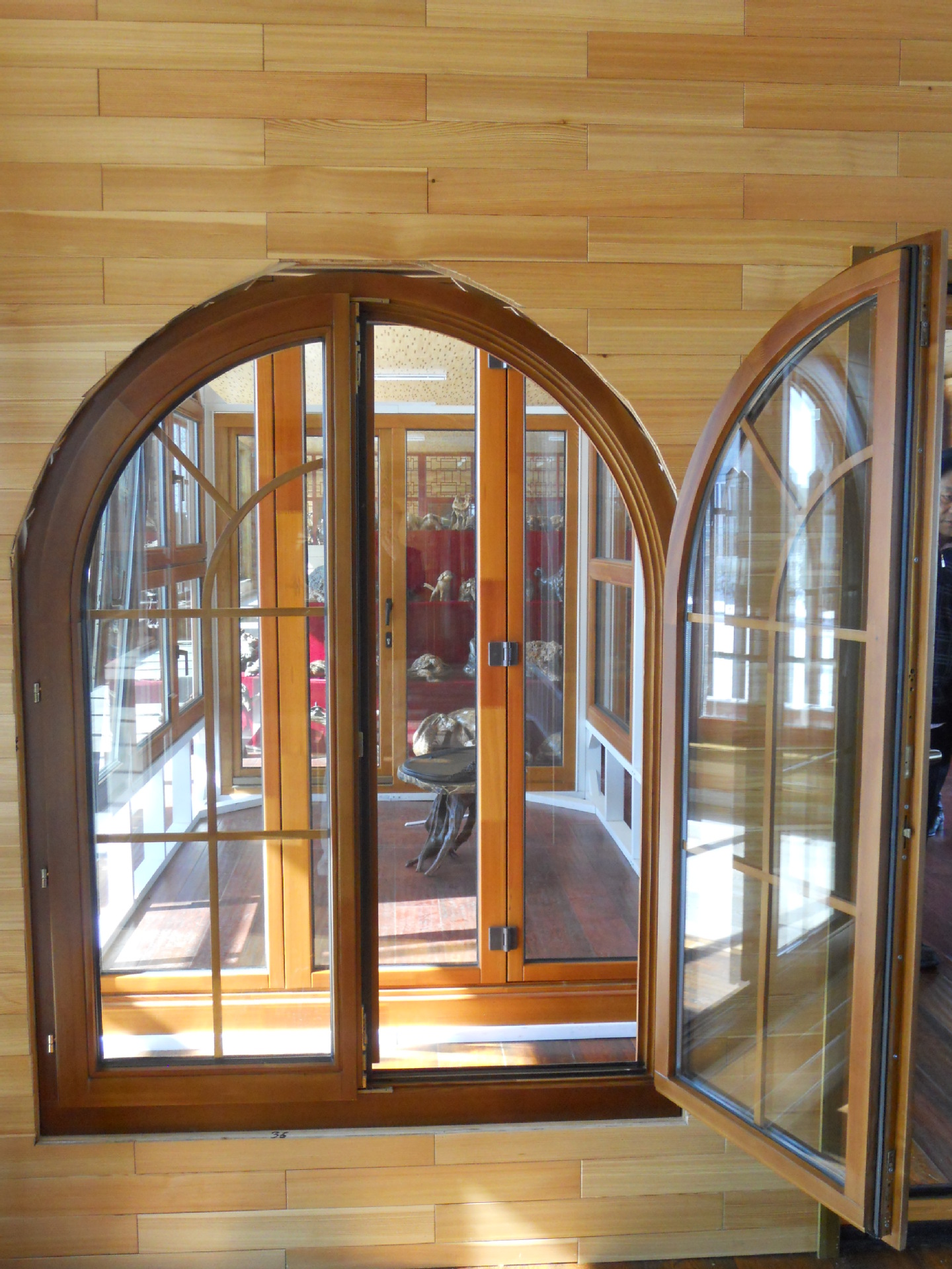 美国黑胡桃欧式异型实木窗