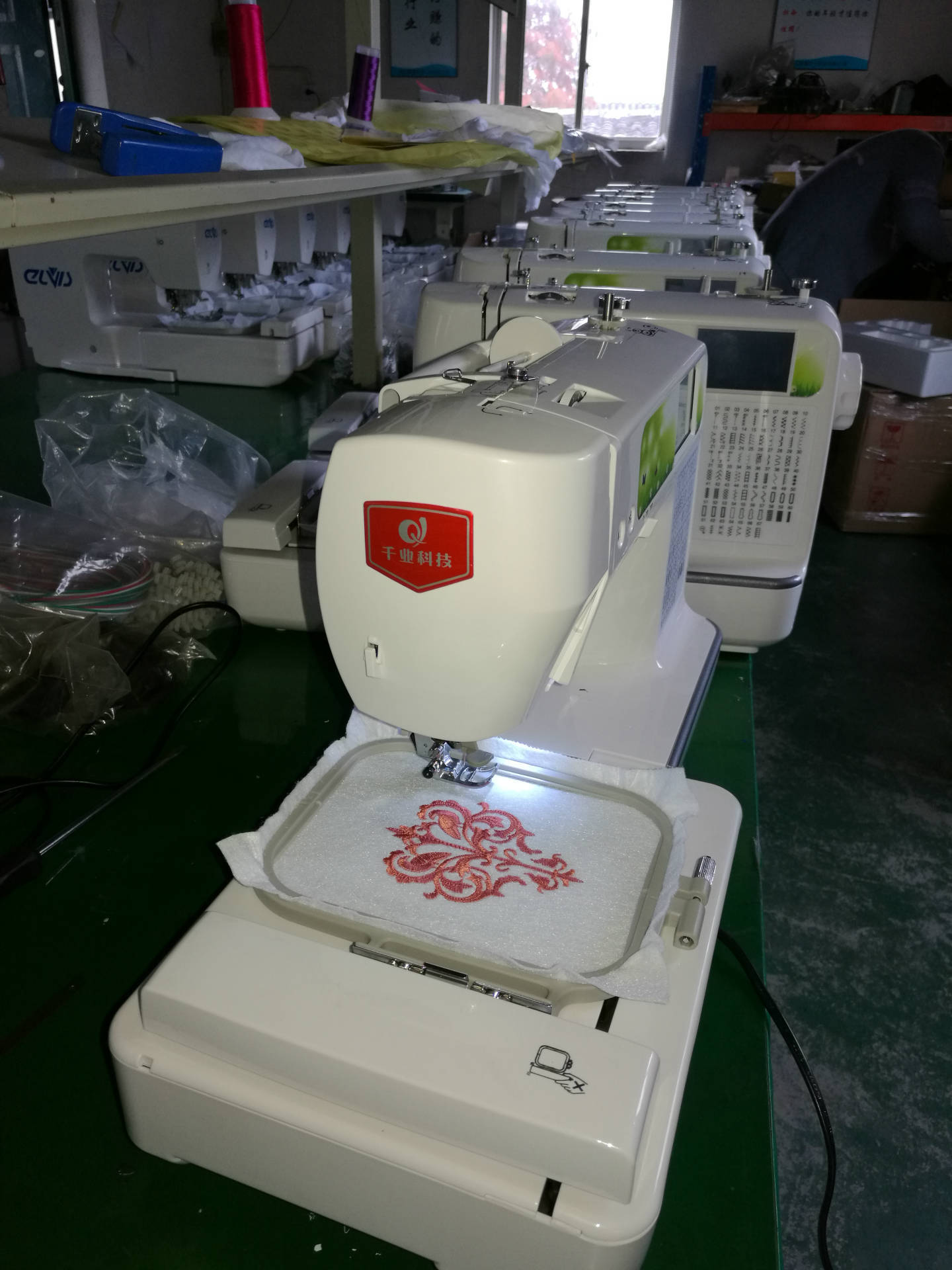 家用绣花机 小型绣花机绣字机 缝绣一体机 绣logo跨境缝纫机