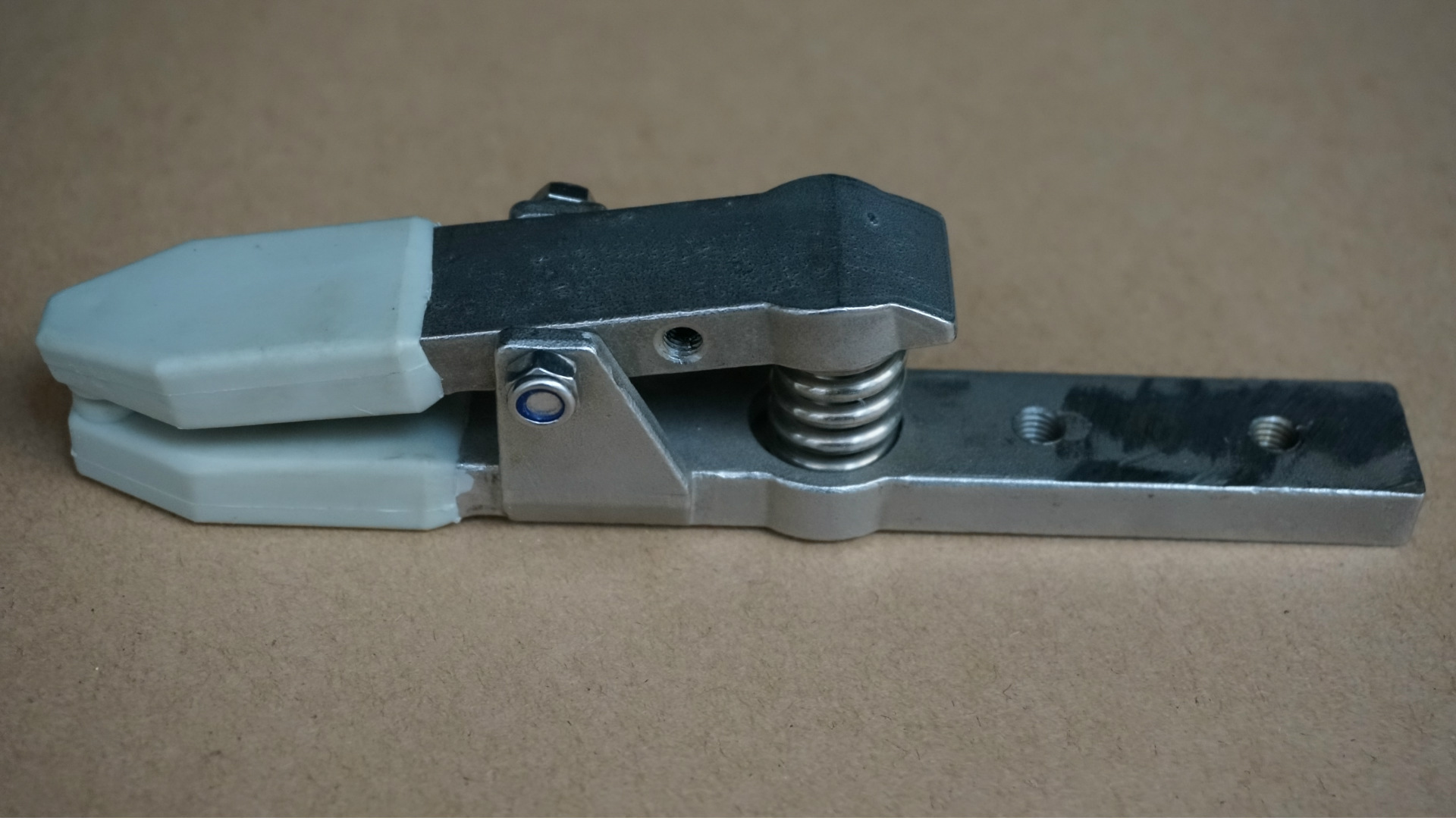 萌自动化设备有限公司是一家专业生产pcb电镀夹子,万能电夹子,九目夹