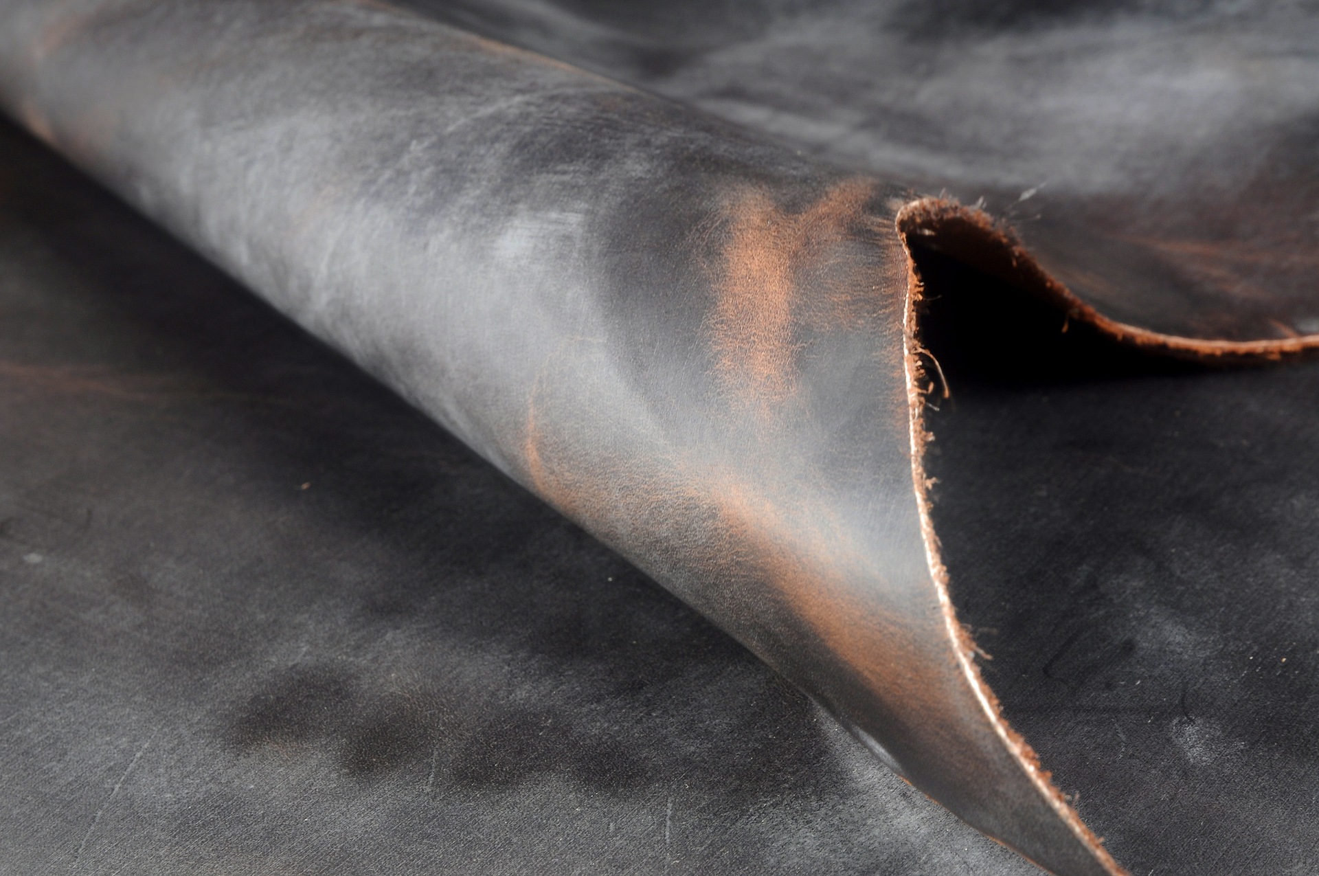 绝版咖啡色 疯马皮 风格的白雾蜡皮 厚度1.8 皮面好 张幅大