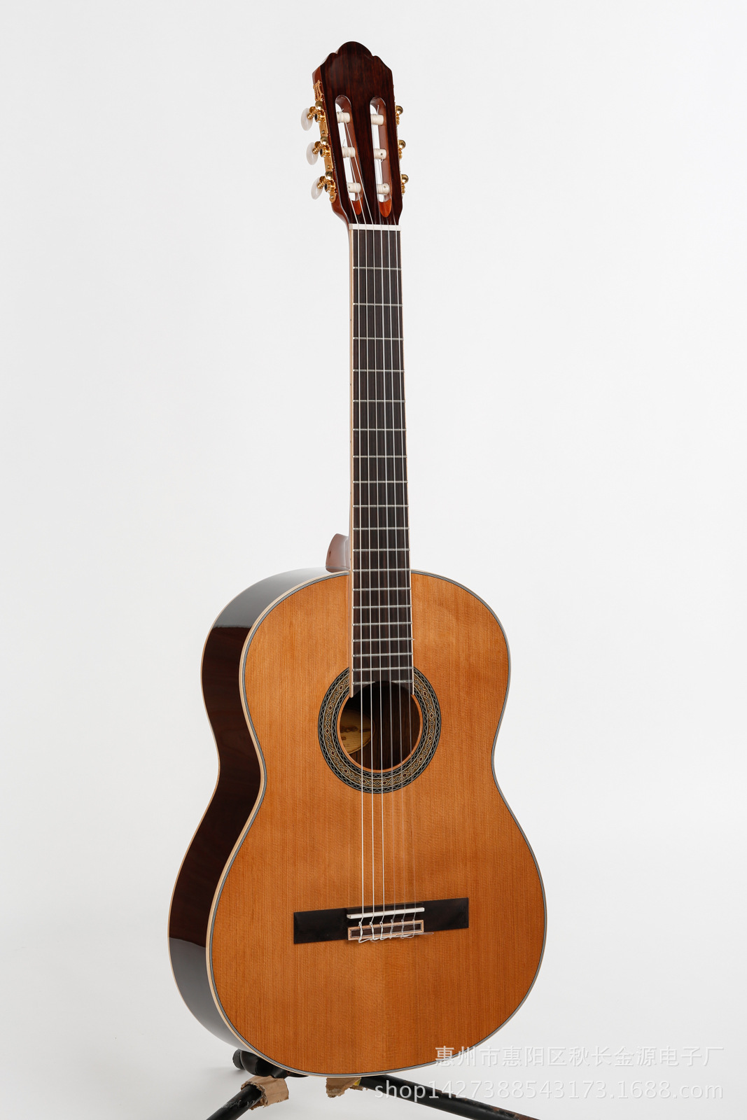 venice(威尼斯) 型号:g3 尺寸:39寸古典吉他 颜色:自然原木色 面板