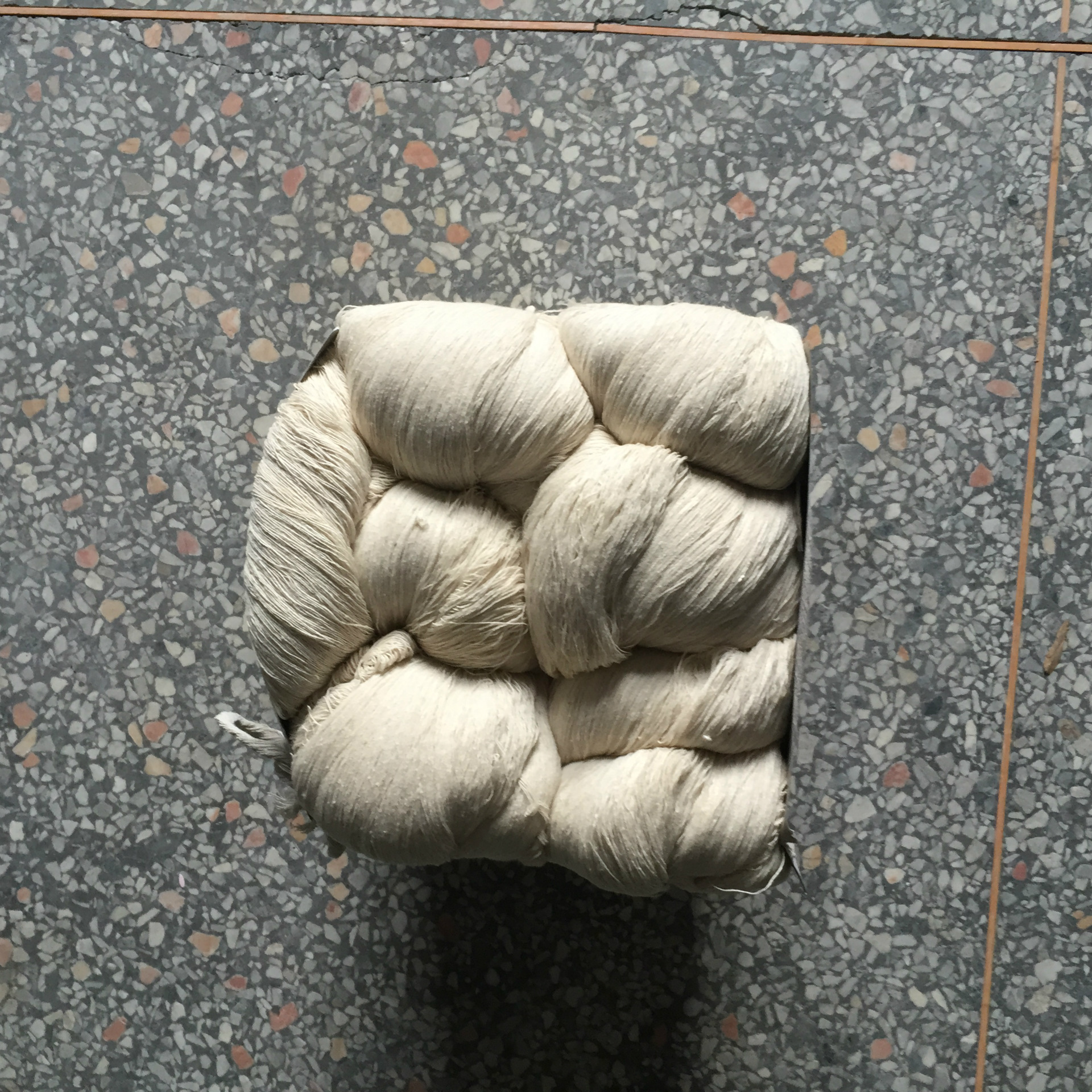 真丝的紬丝,而非油丝--紬,读音chou,是一种贴近蚕