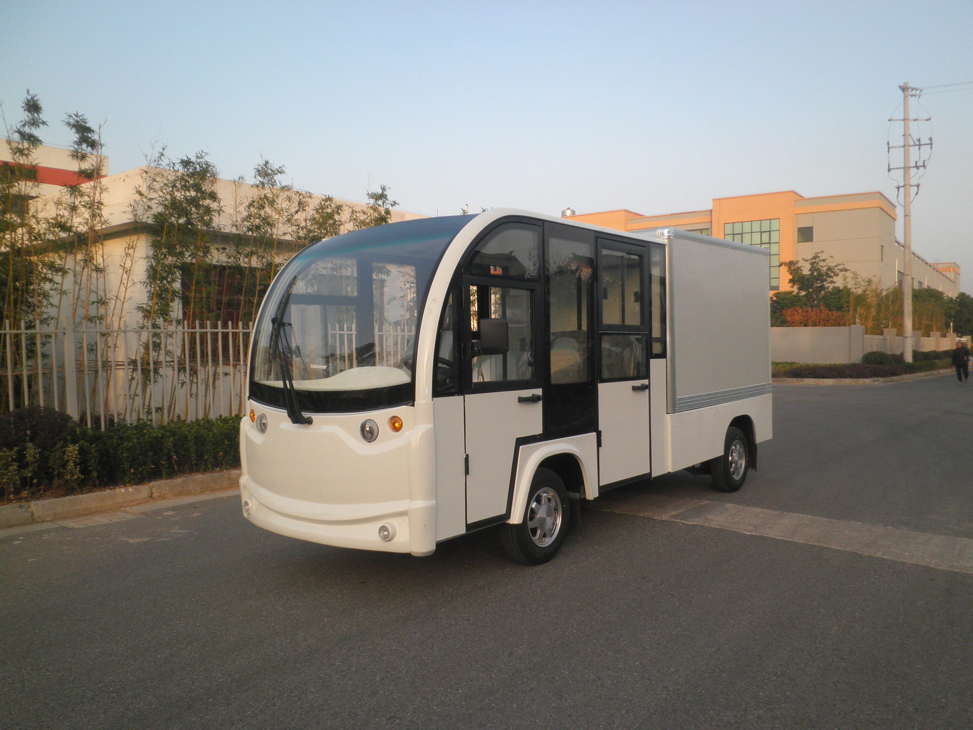 新款酒店送餐车 电动平板货车 厂家直销电动货车 4座封闭送餐车