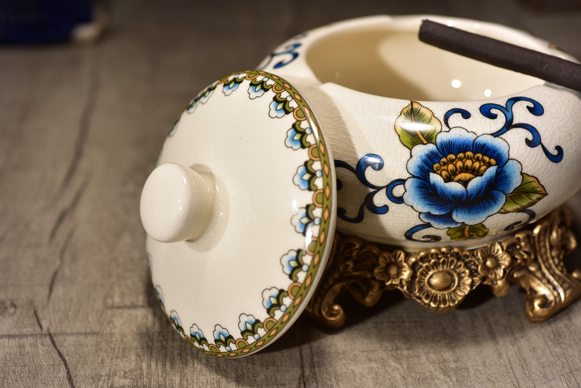 新品首发 美式乡村创意陶瓷工艺品烟灰缸 带盖防风实用烟灰缸