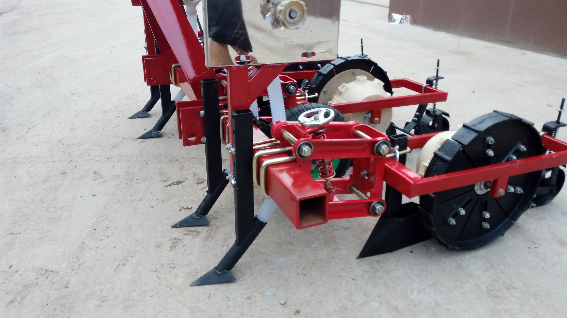 我厂采用舀勺式排种器专利技术,专门设计了一款针对辣椒种子的播种机