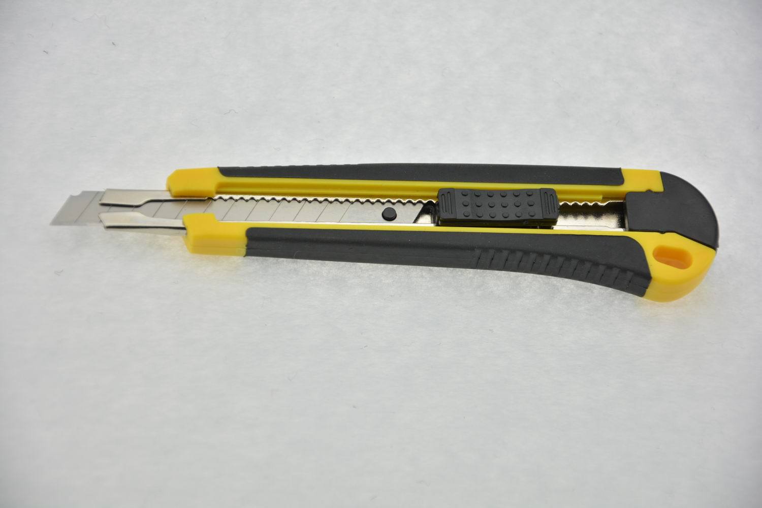 供应厂家美工刀塑料刀pvc包胶双色小壁纸刀9mm开箱刀小号铁壳介刀