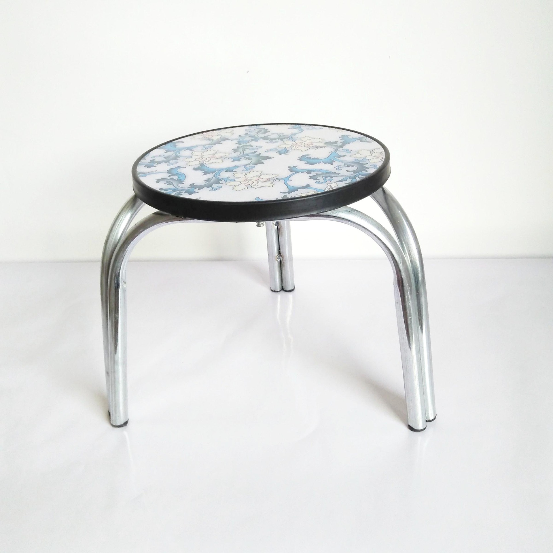 厂家直销圆凳 钢管三角圆凳 便携式小板凳5元地摊热卖 铁板凳