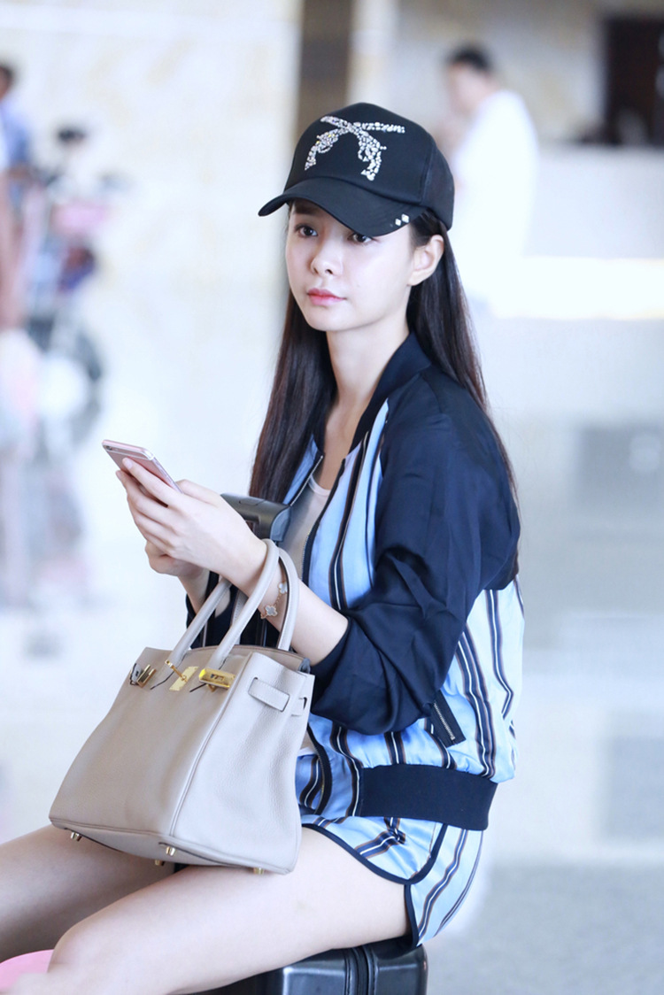 徐璐沈梦辰明星同款杭州机场街拍蓝色条纹立