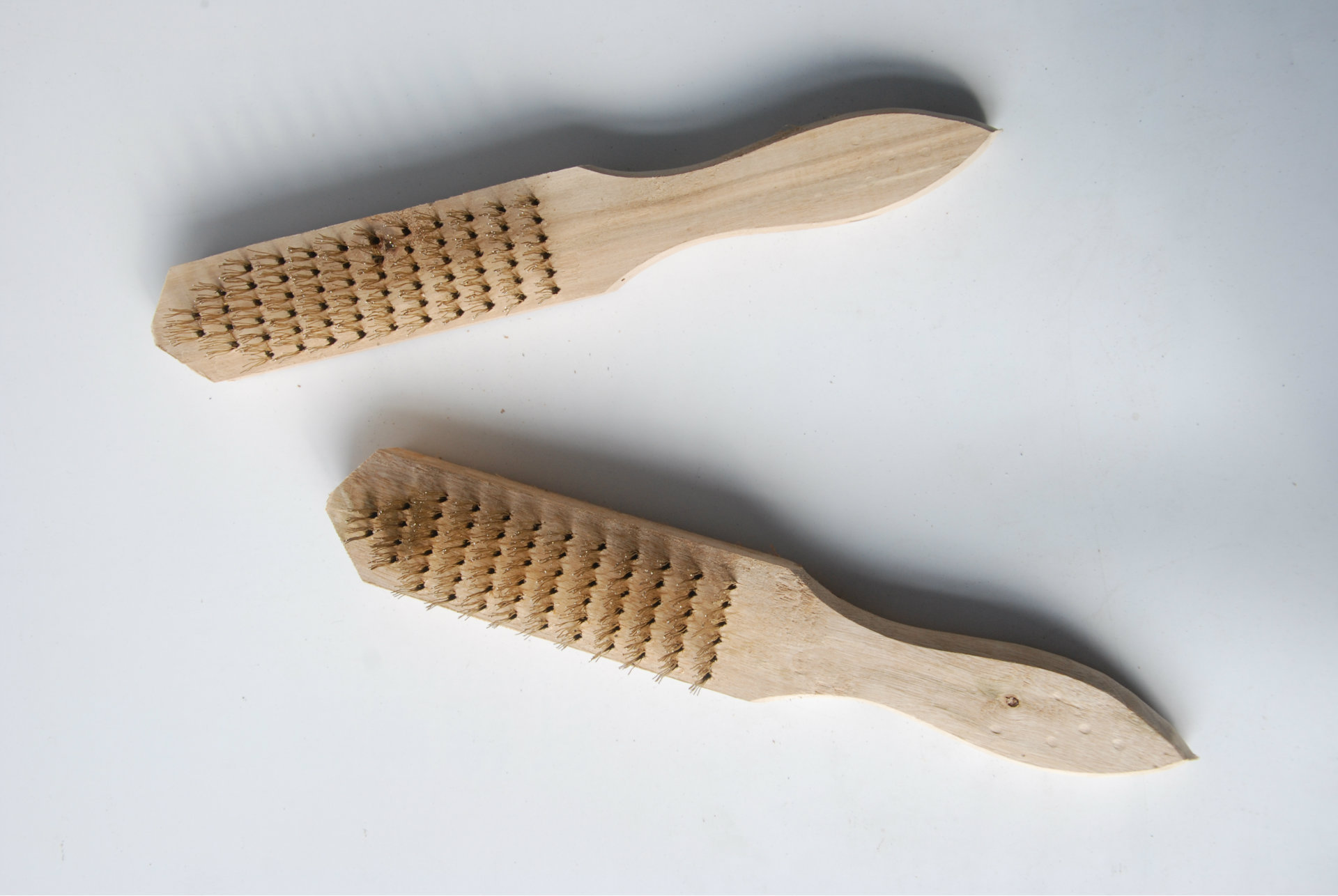 【供应】木柄钢丝刷 金属表面清洁刷 除漆除锈刷子 工业刷 清洁刷