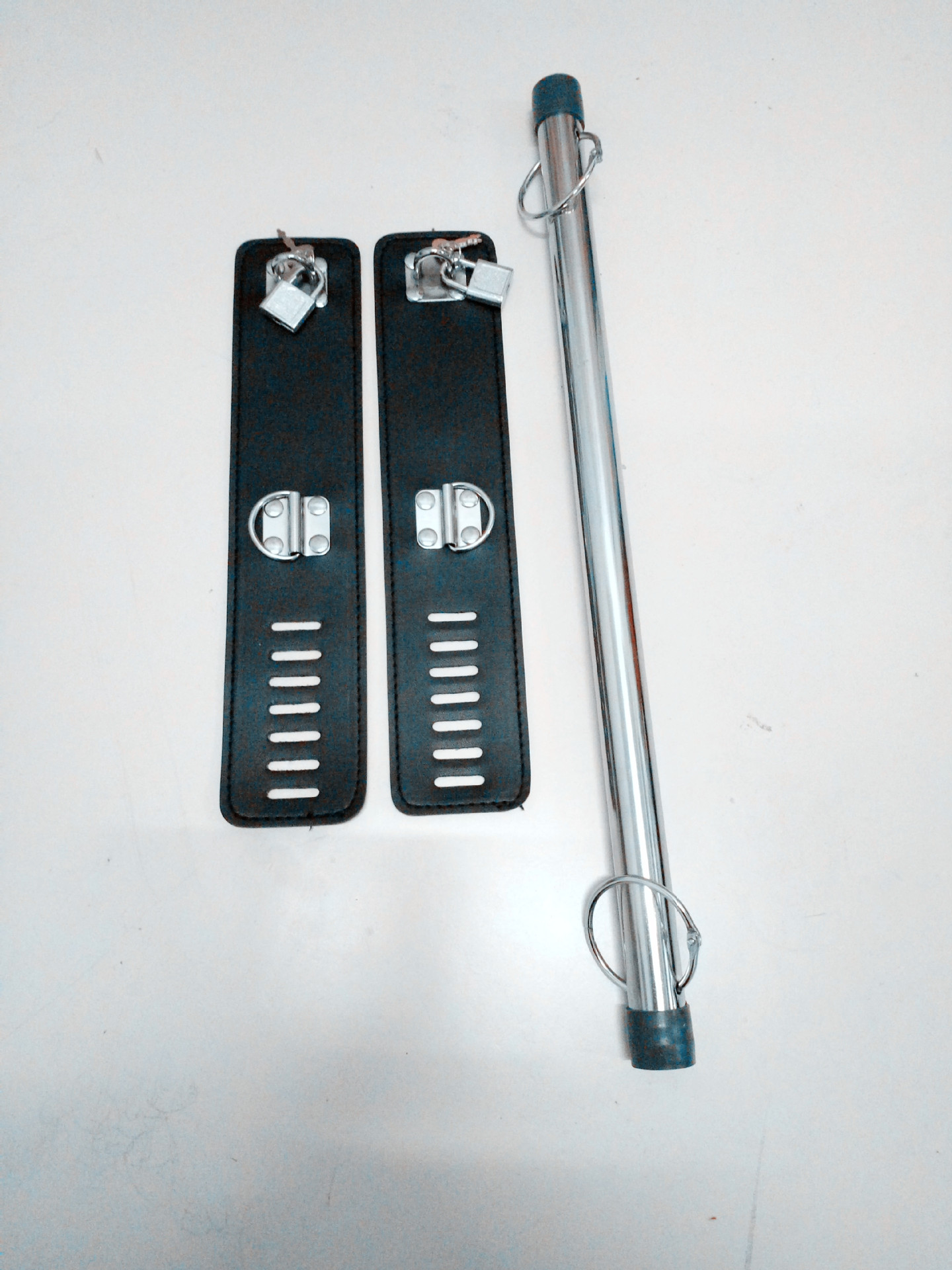 厂家直销情趣用品另类玩具钢管一字束缚带锁皮革手铐绑手批发零售