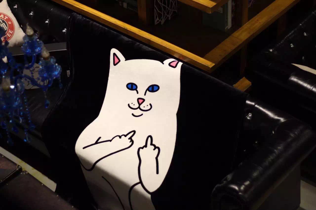 潮牌竖中指小贱猫毛毯 恶搞家居卡通地毯家用榻榻米地垫微信批发