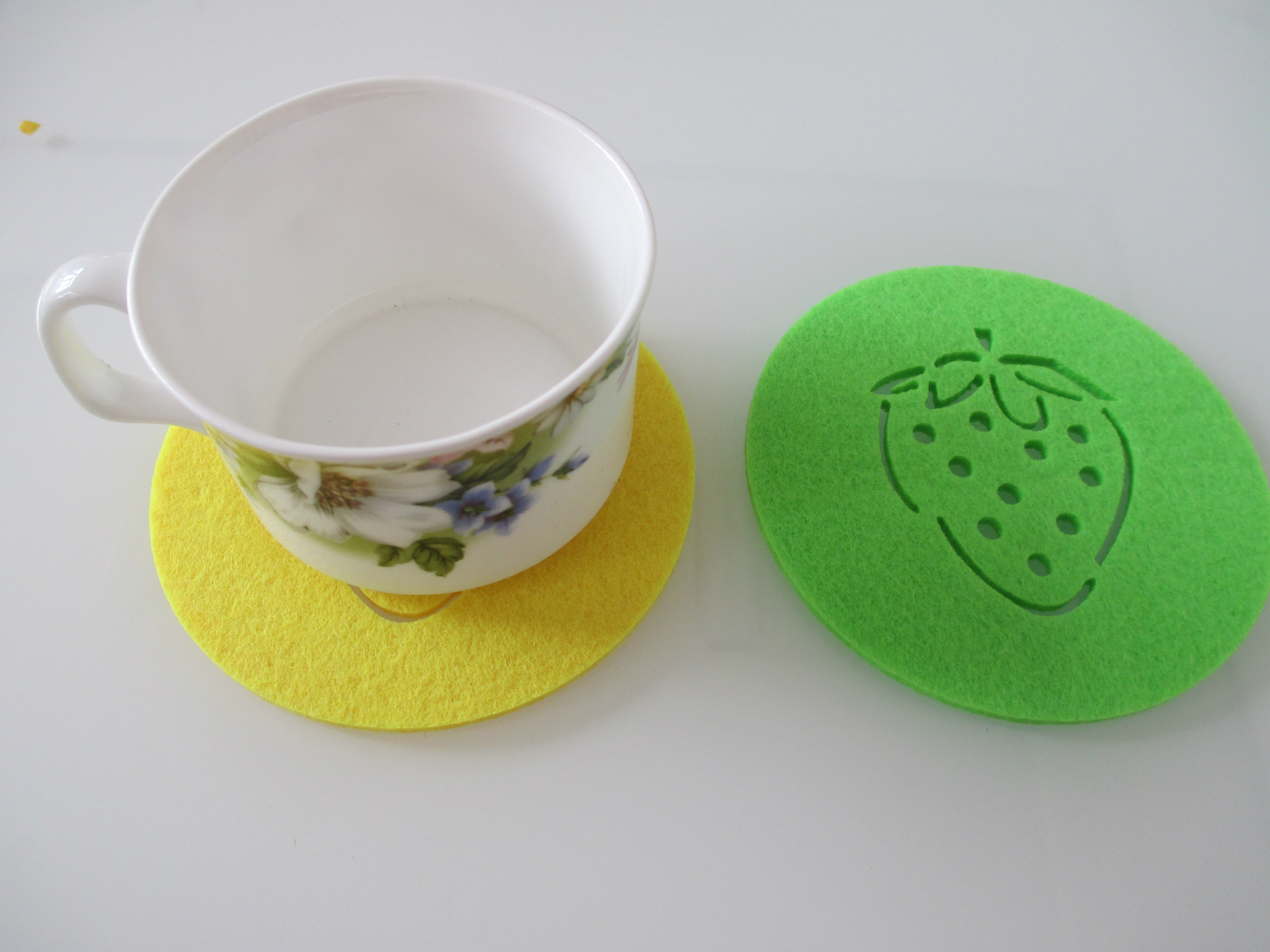 环保精美时尚镂空草莓隔热杯垫 小清新毛毡礼品杯垫