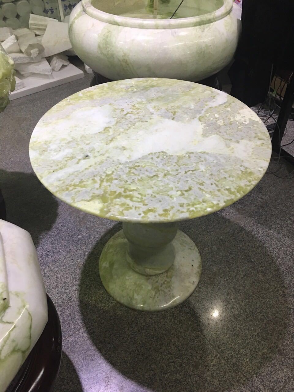 供应玉石桌凳 天然玉石雕刻玉石圆桌圆凳 翠玉雕花桌子 辽宁厂家