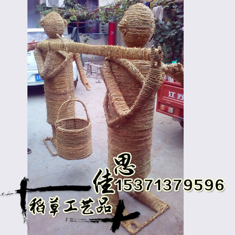 在装饰方法上:编织工艺还运用布贴、刺绣、蓝印花布、绒绣等工艺,使之更加多彩。在草编、玉米皮编的提篮上装饰刺绣、布贴、绒绣或彩色草编图案,在雅致中又显示高贵。山东莱西的玉米皮缠扣提篮是以蓝印花布为面料,在深蓝色的衬托下,使得乳白色的玉米皮缠扣编织更显洁白,而且玲珑剔透。在玉米皮编织的壁挂上,饰以灯芯绒的布贴图案,手法新颖。