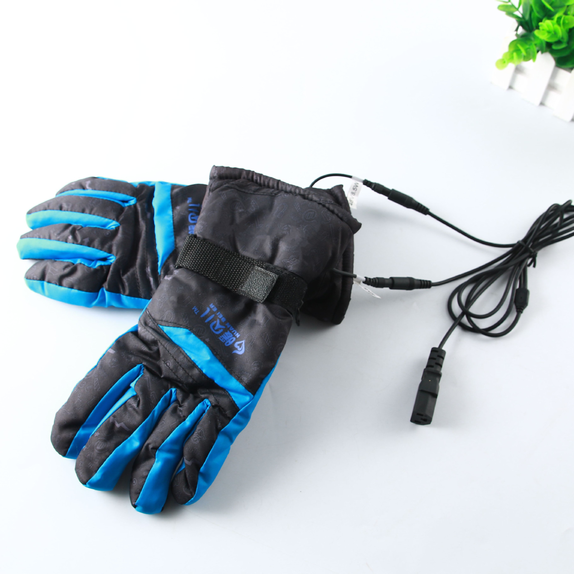 厂家批发摩托车电瓶车专用发热手套 双层加厚防雨防风手套 暖手宝