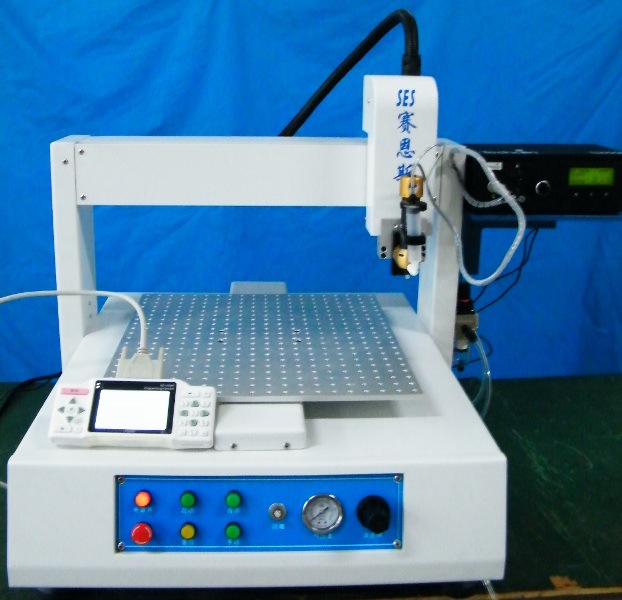 搭配自动进出料输送机构提升效益螺杆阀式点胶机