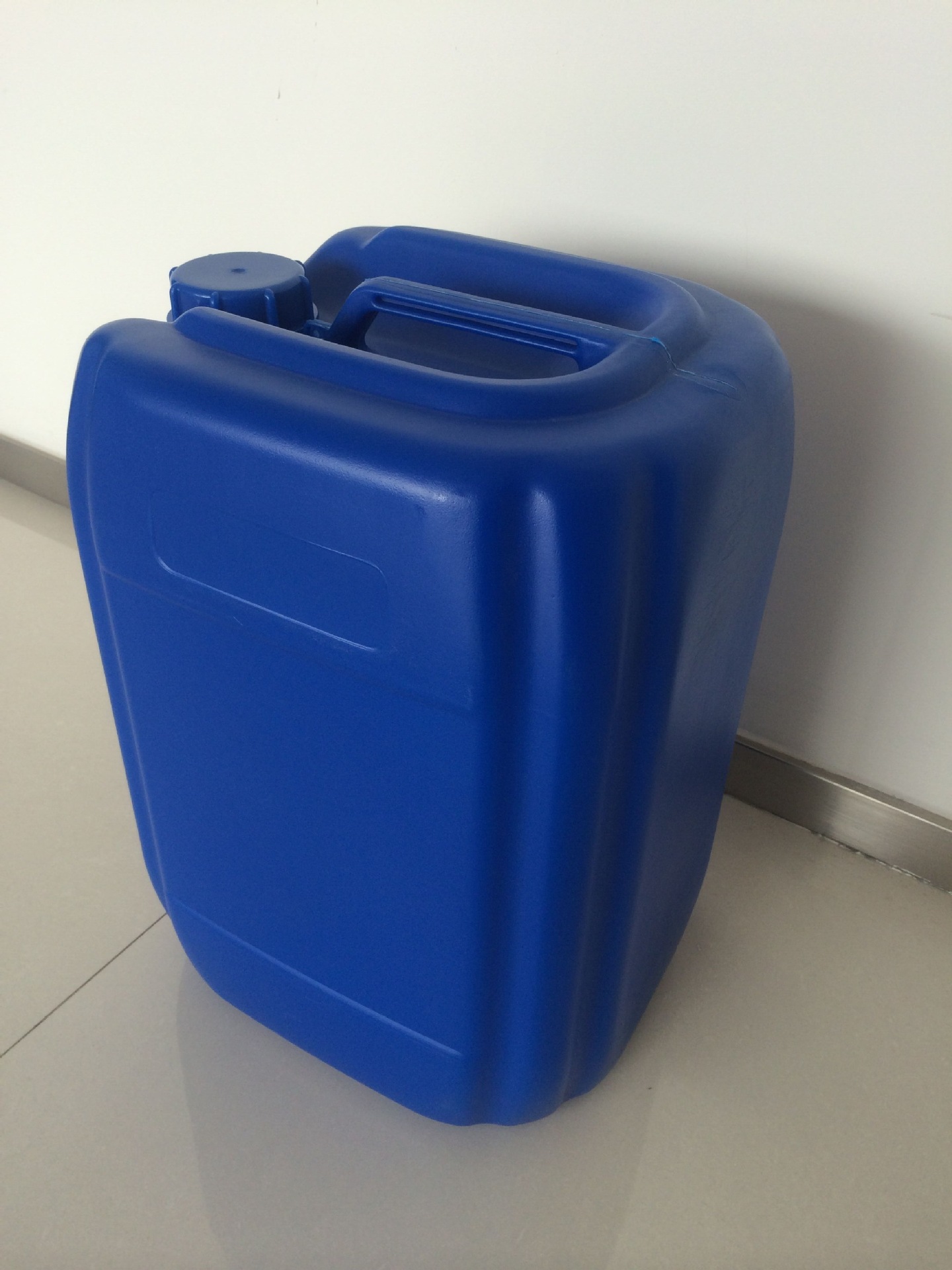 是集蓝骋桶,润滑油桶,涂料桶,饲料桶,农药桶,兽药桶,注塑机械设备