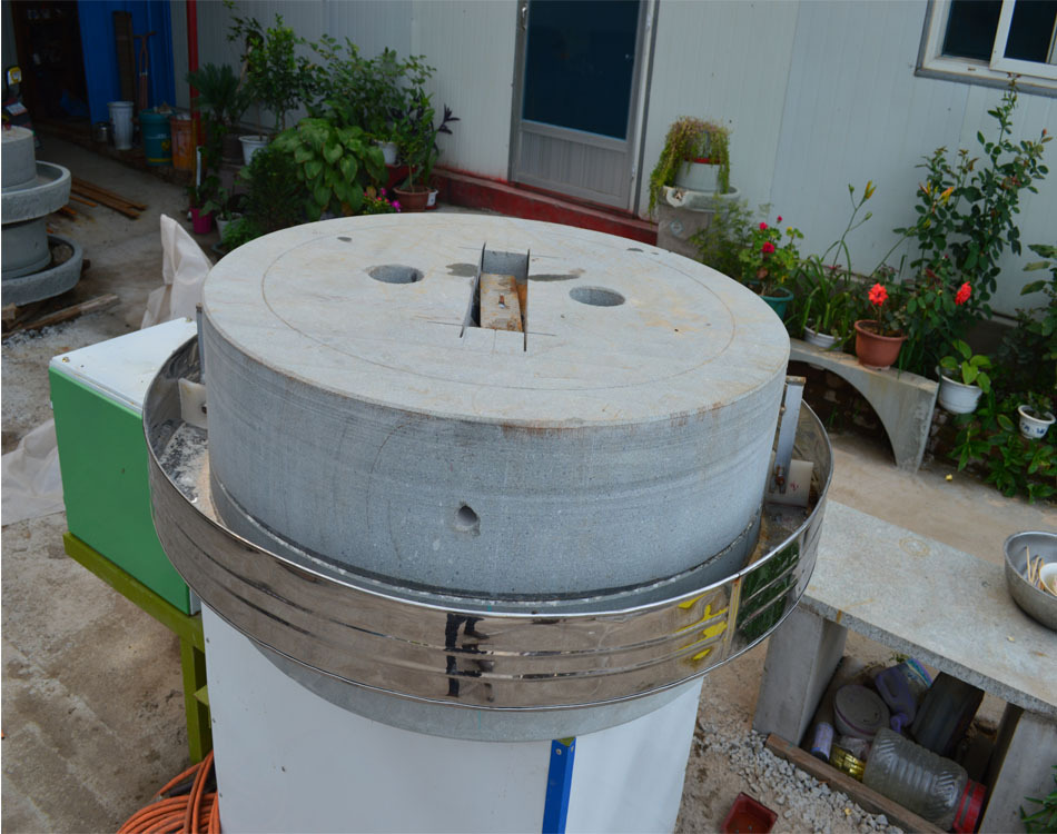 二连浩特石头磨粉机电动石磨面粉机价格多钱厂家直销