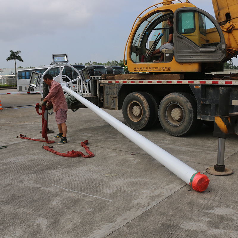 灯杆卸到地面后先安装灯具,在地面试亮.