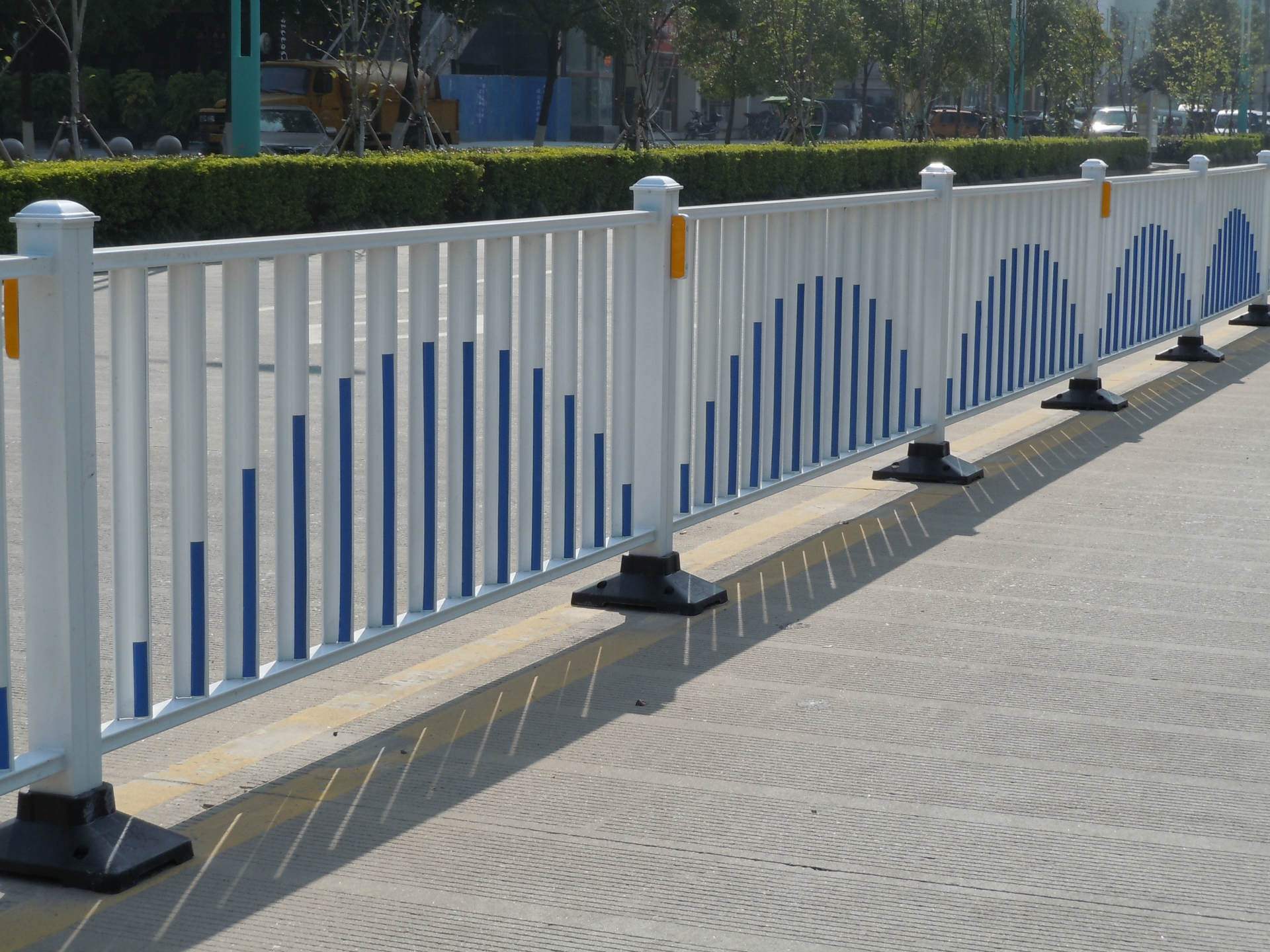 道路喷涂隔离护栏 钢质交通道路护栏 钢质隔离栏 道路护栏