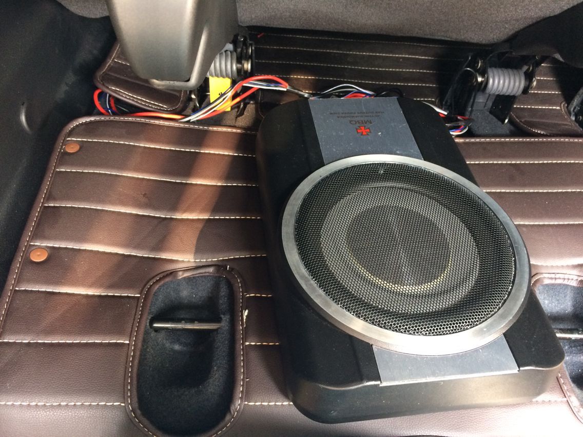 低音炮放3排座椅下