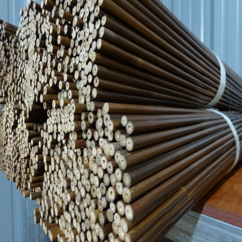 刚制作好的竹箭杆,准备进行最后一道人工校直后发货.